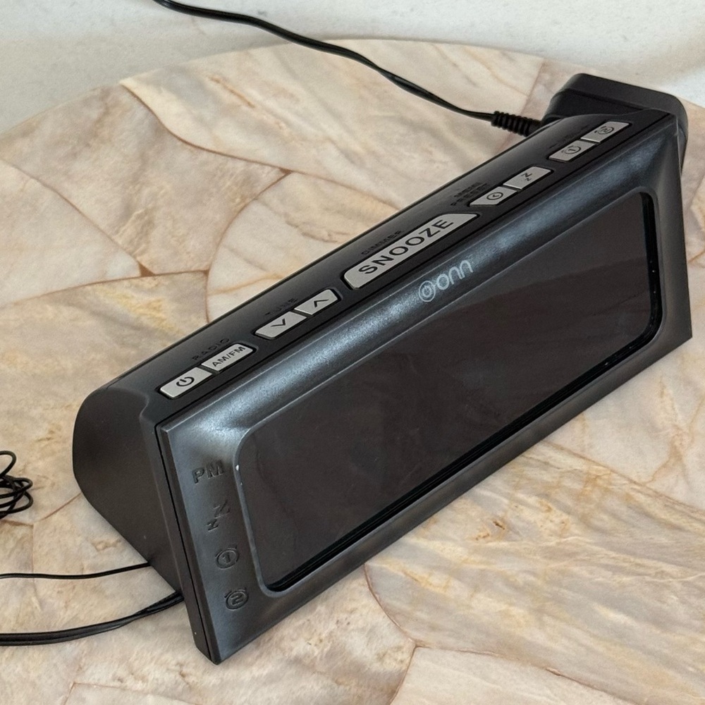 Lutema Onn Am/Fm Digital Clock Radio Snooze/Dual Alarms with Snooze and Sleep